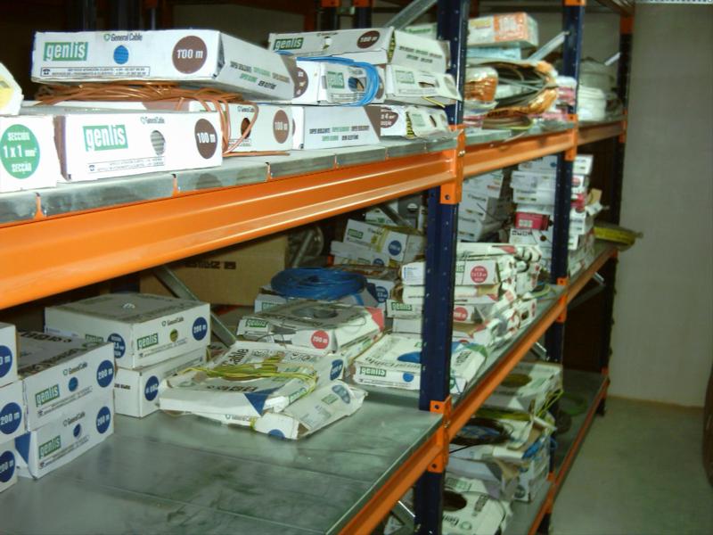 estanteria metalica de media carga con estantes para almacen